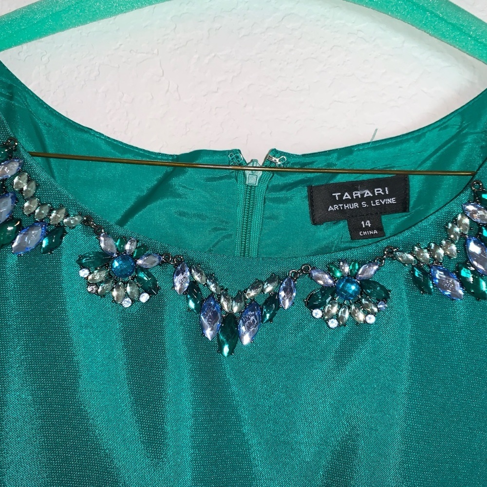 Tahari: Elegant Teal Sleeveless Rhinestone Dress – Perfect for Any Occasion - Picture 3 of 8